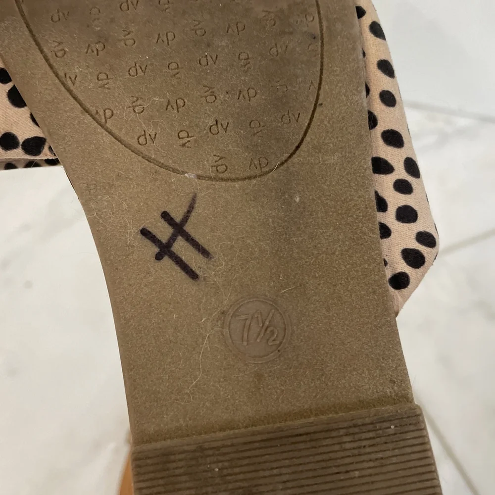 DV Dolce Vita Women's 7.5 Leopard Print Flat Strappy Sandals Good Condition - Picture 2 of 6
